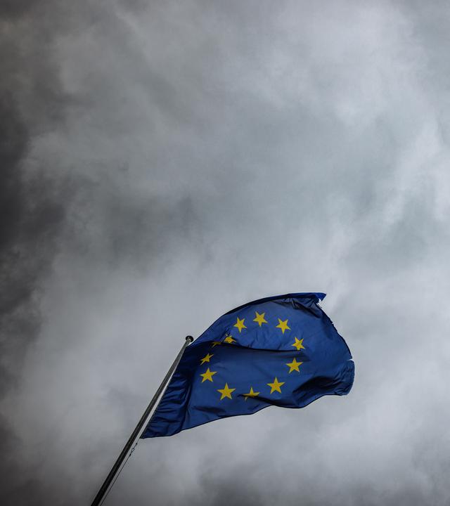 Flagge der Europäischen Union weht im Wind