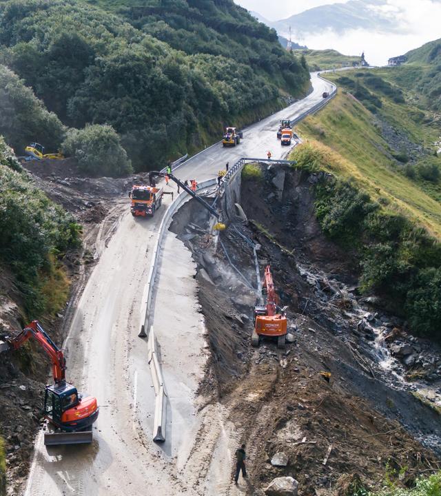 Aufräumarbeiten nach Starkregen in St. Anton