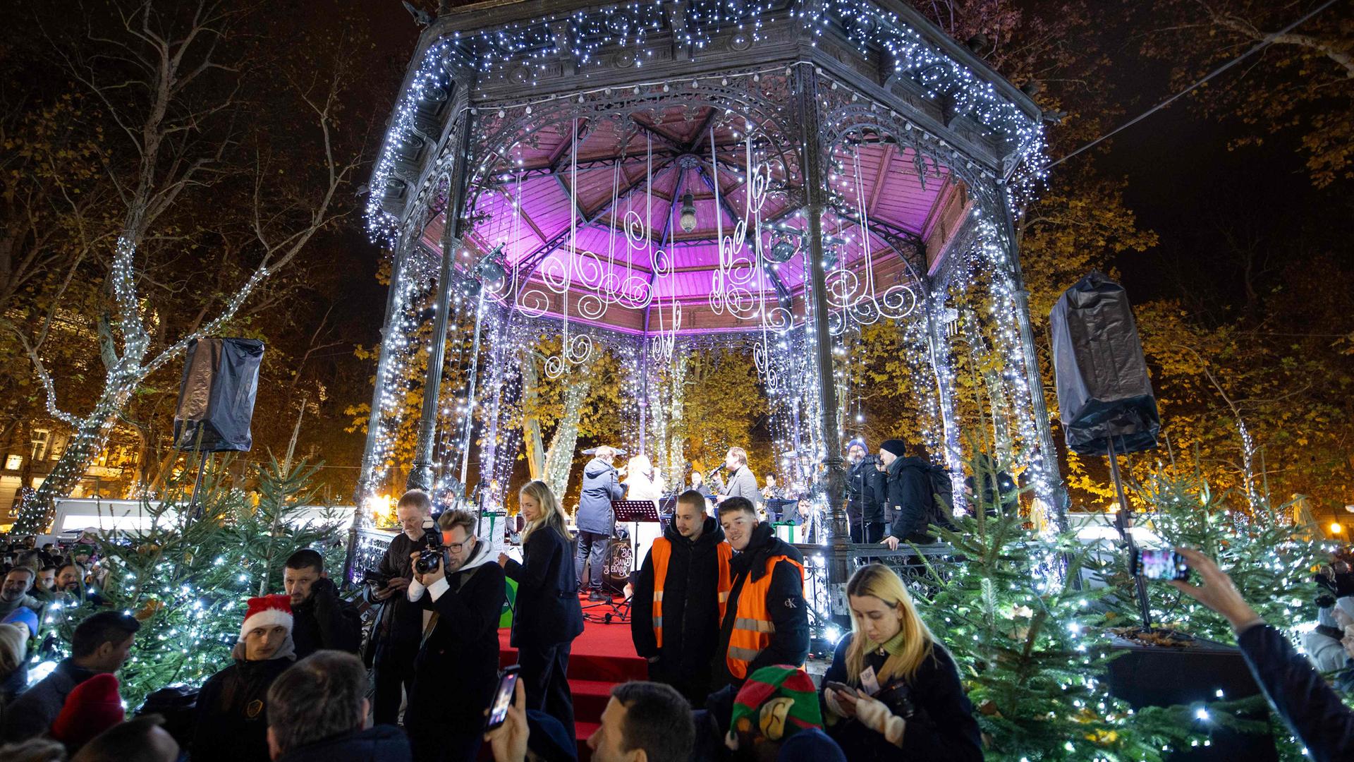 schön beleuchteter Adventsmarkt mit vielen Besuchern in Zagreb