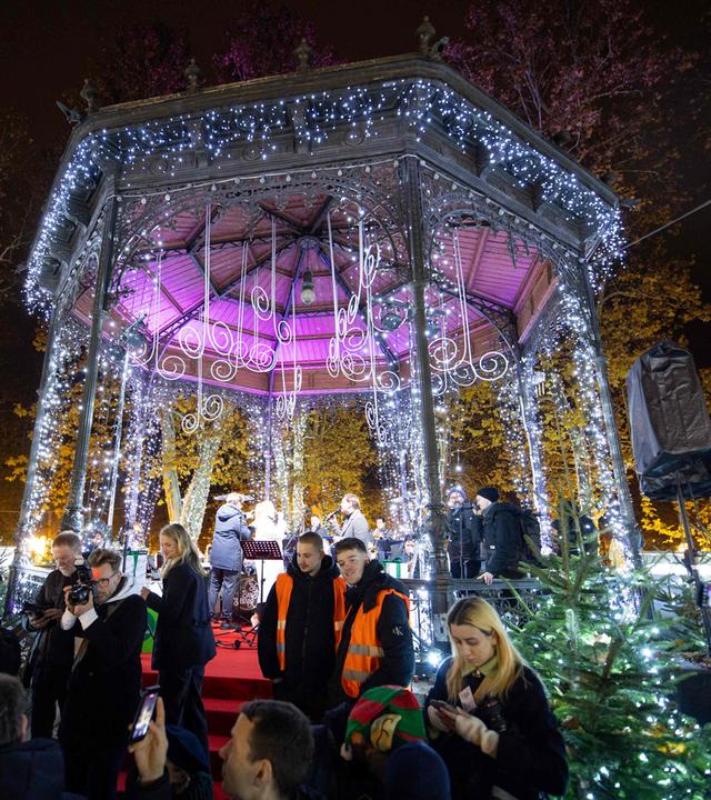 schön beleuchteter Adventsmarkt mit vielen Besuchern in Zagreb