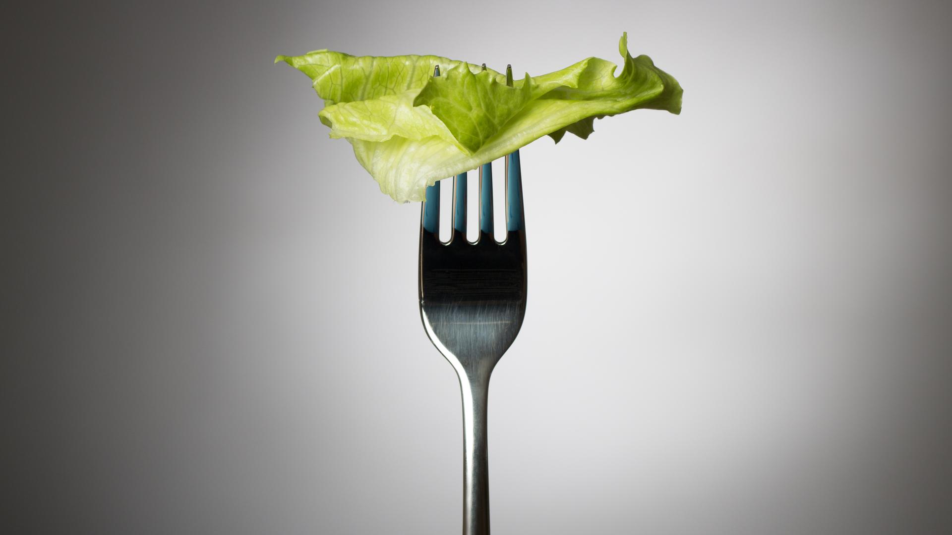 Ein Salatblatt auf der Gabel