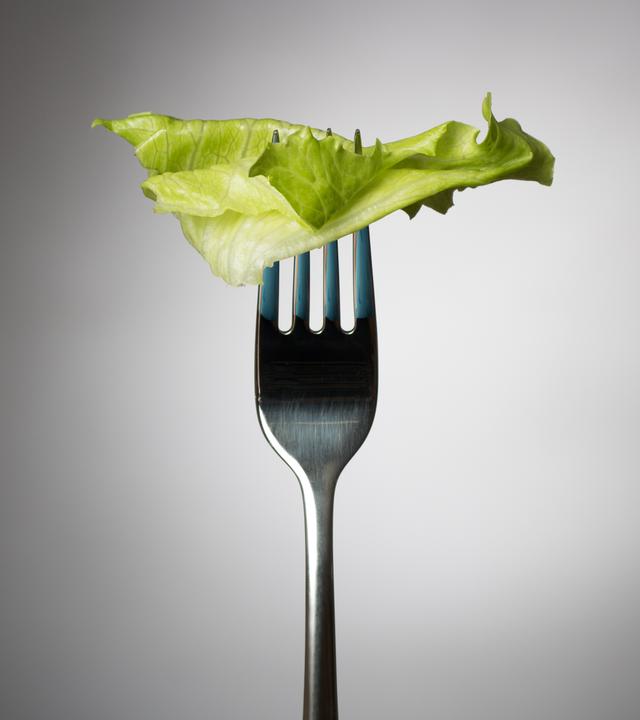 Ein Salatblatt auf der Gabel