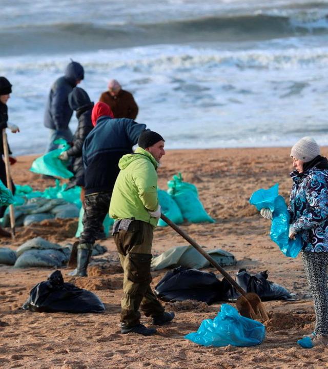 Volunteers eliminate consequences of oil spillage in Anapa