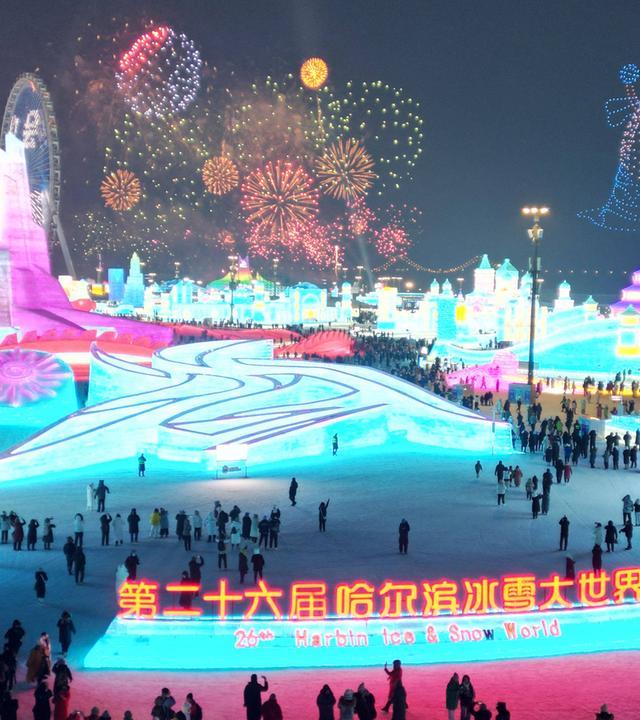 China, Schnee- und Eisfestival in Harbin HARBIN, CHINA - JANUARY 05: Drone light show and firework display illuminate th
