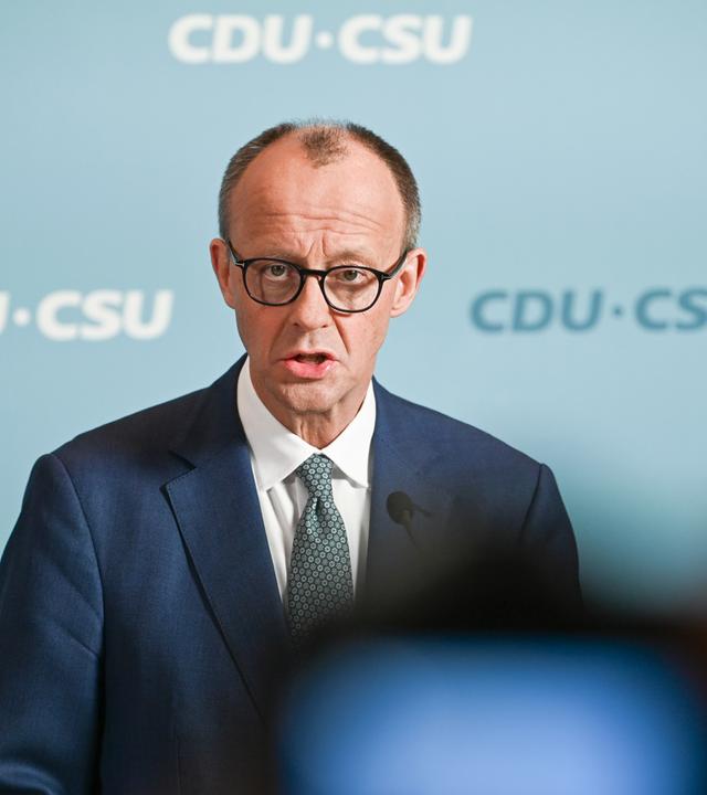 Friedrich Merz gibt ein Statement vor Beginn der Fraktionssitzung im Bundestag