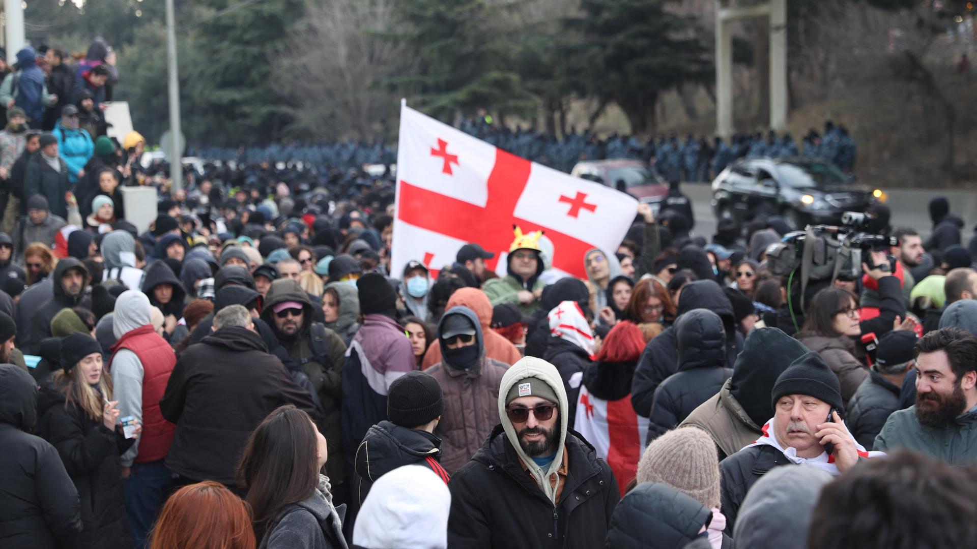 Demonstranten blockieren Autobahn in Tiflis, Georgien