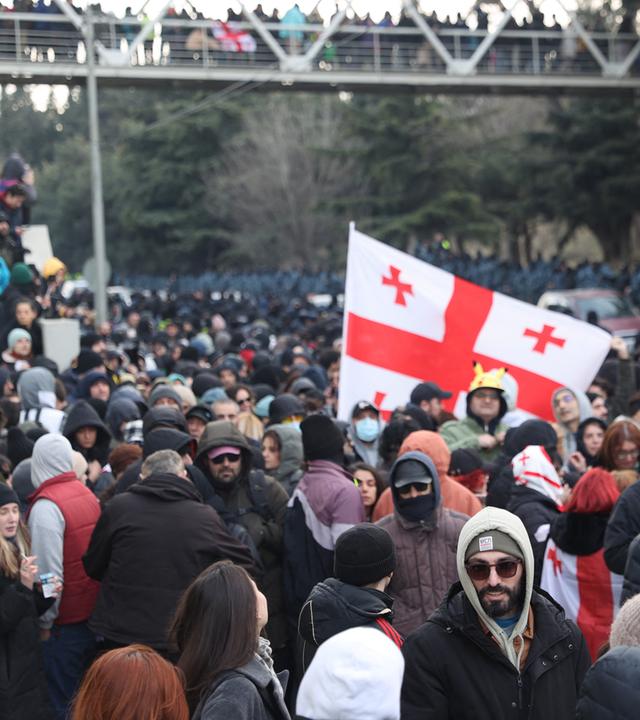 Demonstranten blockieren Autobahn in Tiflis, Georgien