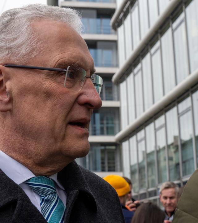 Auto fährt in Verdi-Demo in München - viele Verletzte