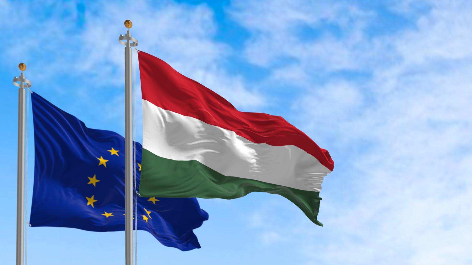 Die Flaggen von Ungarn und der Europäischen Union flattern an einem klaren Tag zusammen