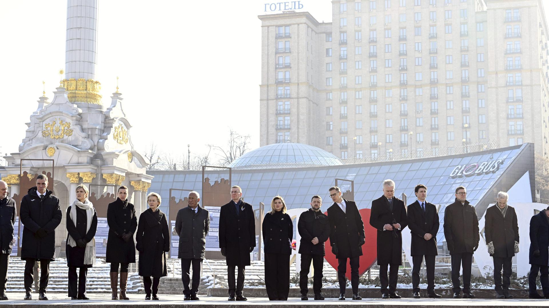 Gedenkfeier zum 3. Jahrestag des russischen Angriffs auf die Ukraine in Kiew 