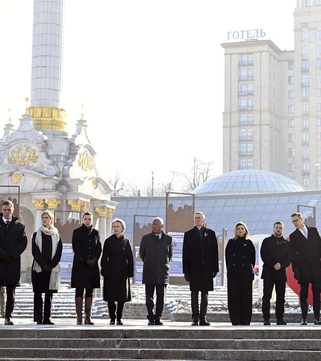 Gedenkfeier zum 3. Jahrestag des russischen Angriffs auf die Ukraine in Kiew 