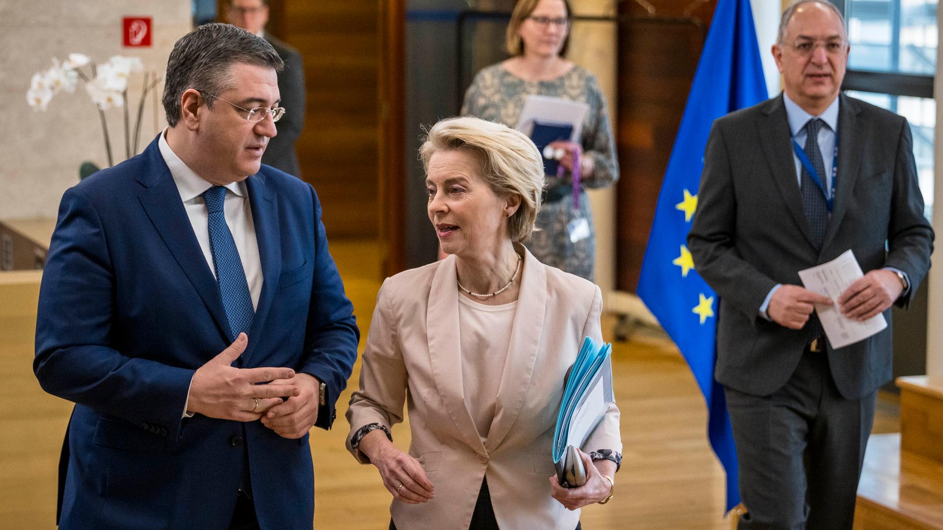Ursula von der Leyen und die EU-Kommision diskutieren den "Clean Industrial Deal"