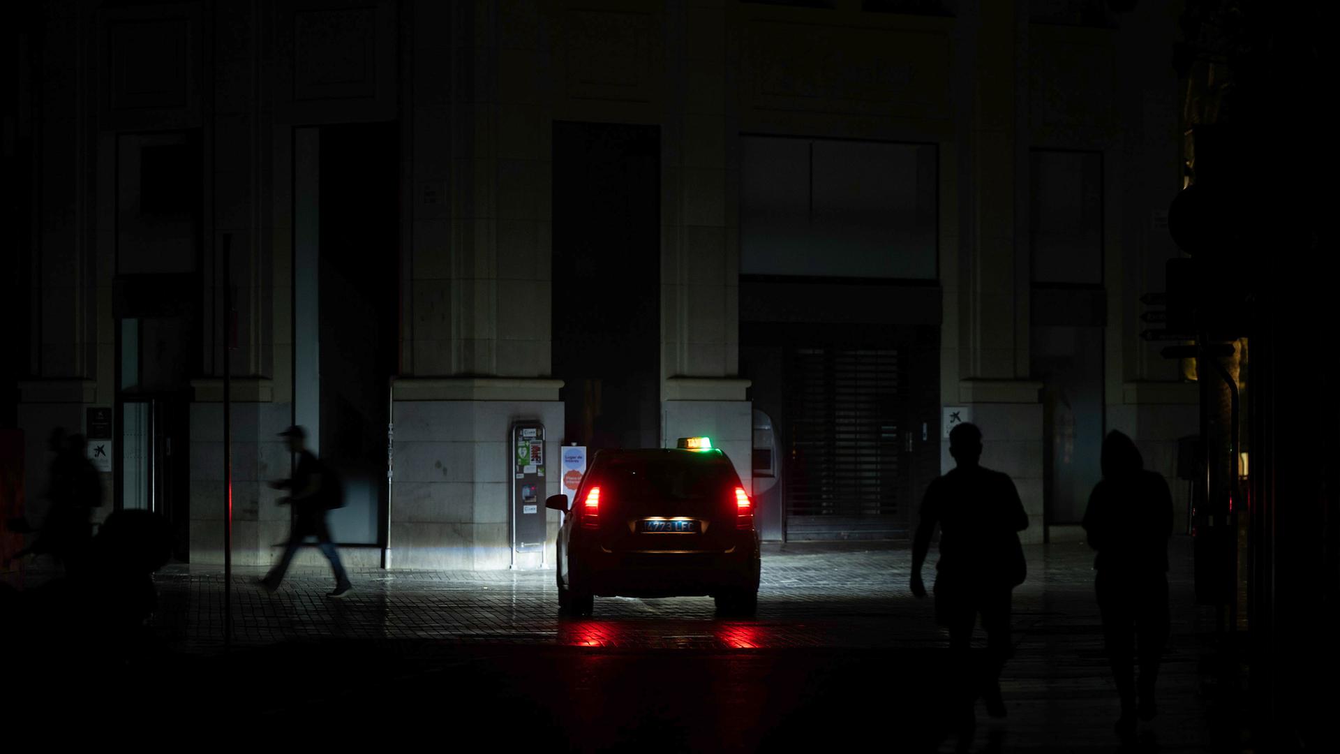 Blackout in Spain leaves Malaga streets in darkness