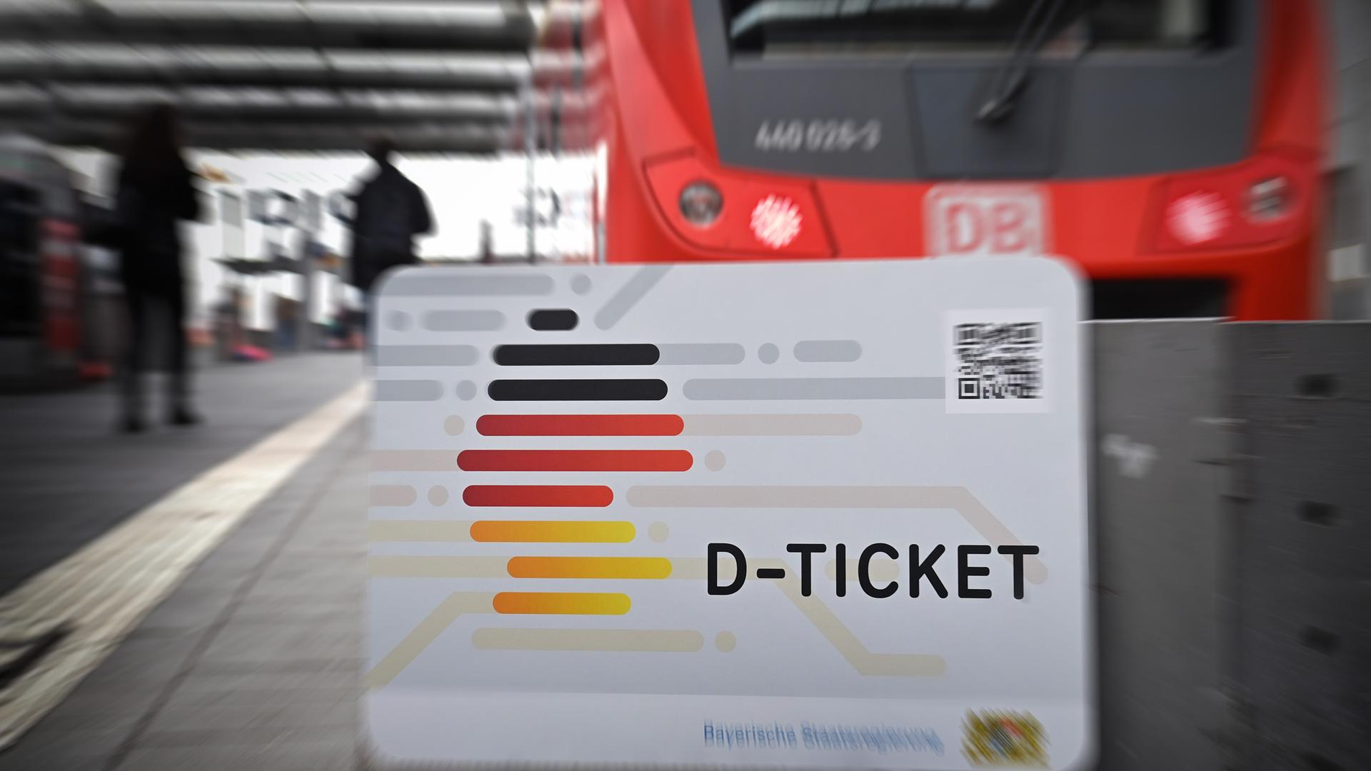 Deutschlandticket vor Zug - Symbolbild