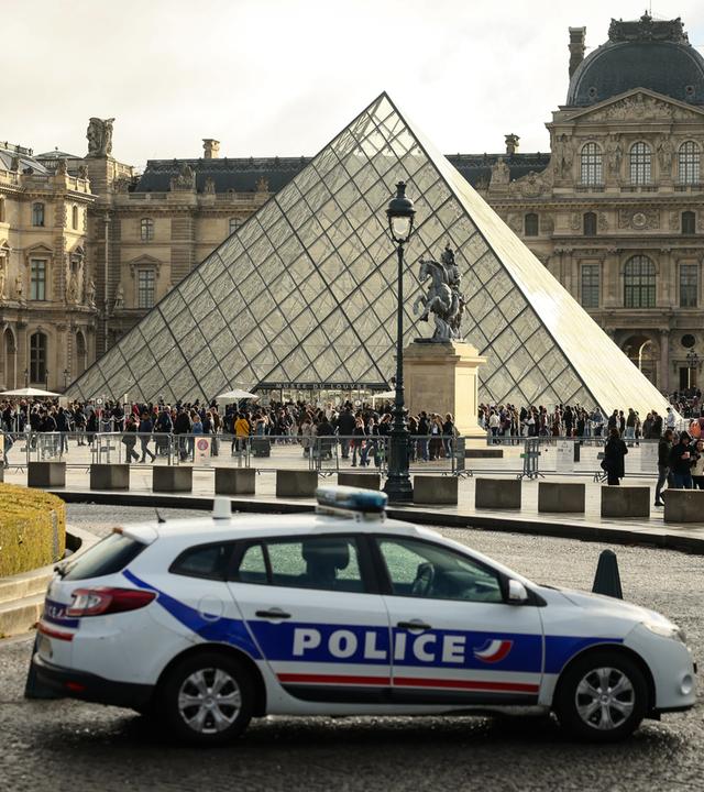 Polizeiwagen nach Diebstahl am Louvre