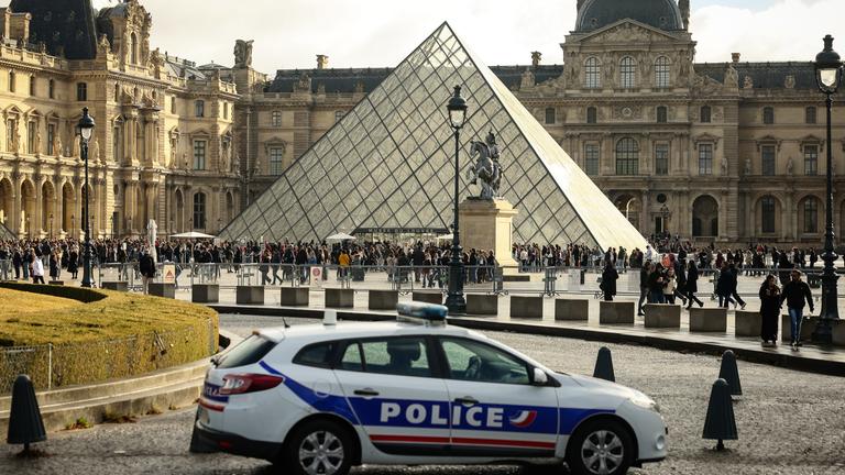 Polizeiwagen nach Diebstahl am Louvre