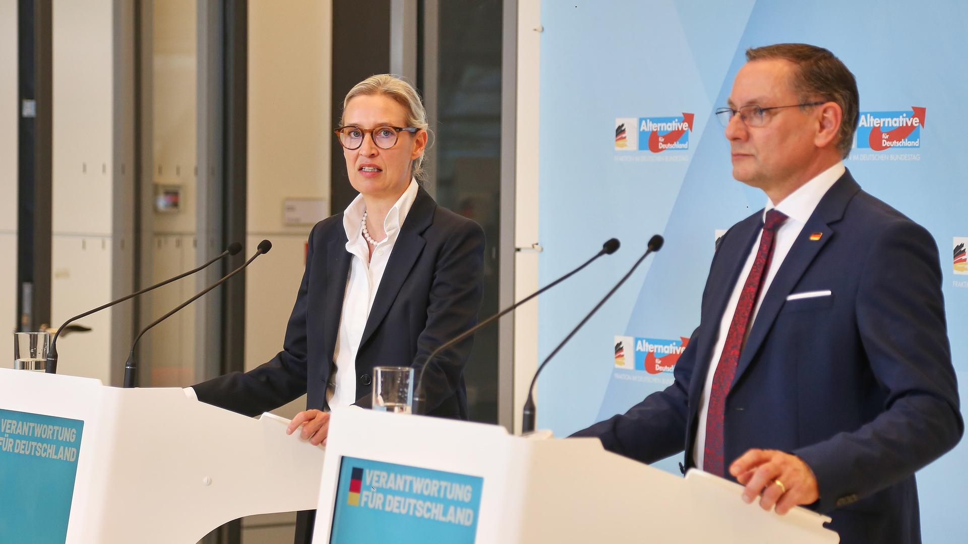 AfD-Fraktionssitzung: Alice Weidel und Tino Chrupalla, beide AfD, geben ein Pressestatement