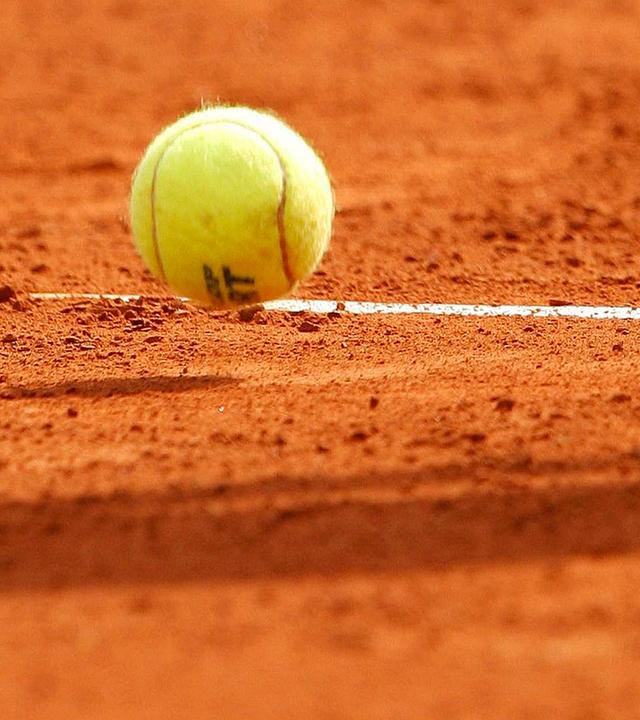 tennisball auf einem sandplatz - typical
