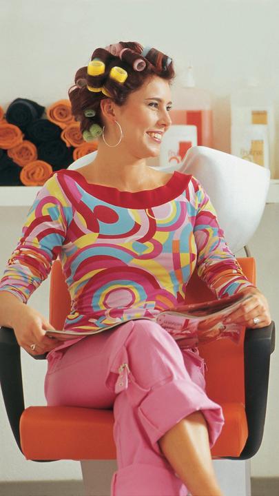 Frauen beim Friseur bekommen eine Dauerwelle.