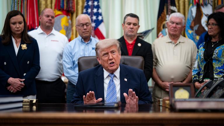 US-Präsident Donald Trump sitzt am Tisch im Oval Office.