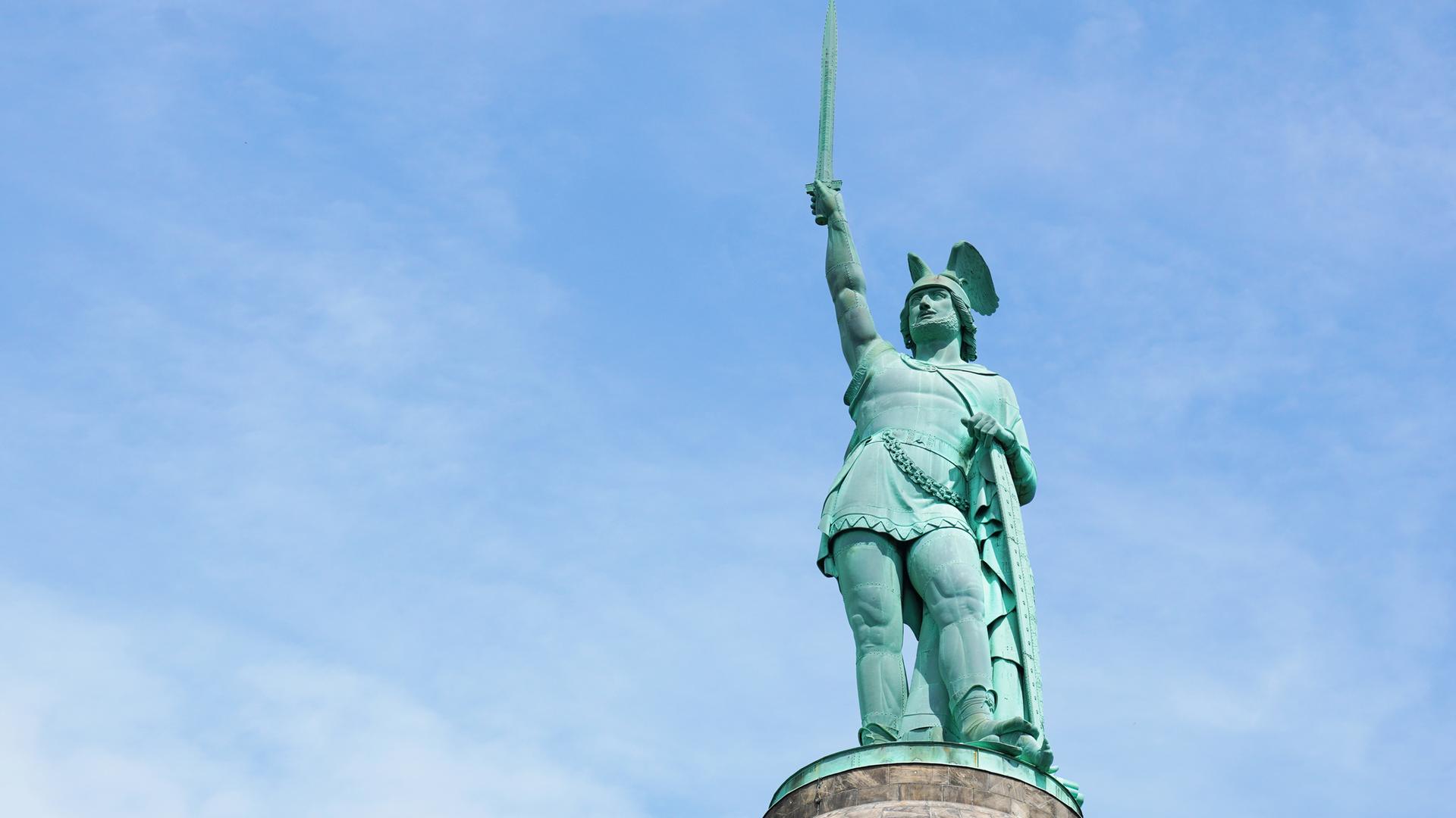 Nahaufnahme des Hermannsdenkmals in Deutschland, eines Denkmals für den Cherusker Arminius oder Hermann, vor blauem Himmel mit K