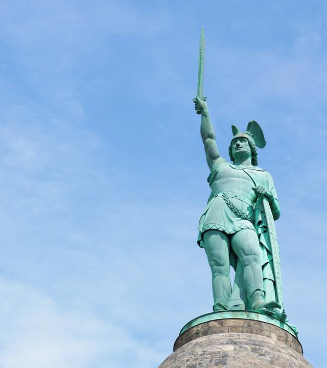 Nahaufnahme des Hermannsdenkmals in Deutschland, eines Denkmals für den Cherusker Arminius oder Hermann, vor blauem Himmel mit K