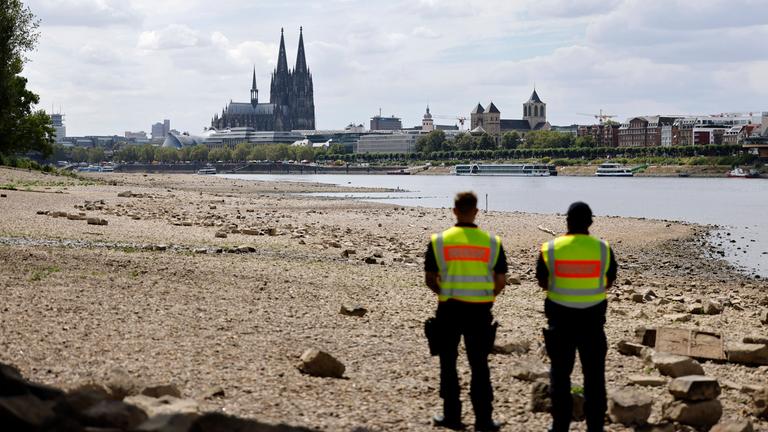 Weltkriegsbombe bei Niedrigwasser im Rhein