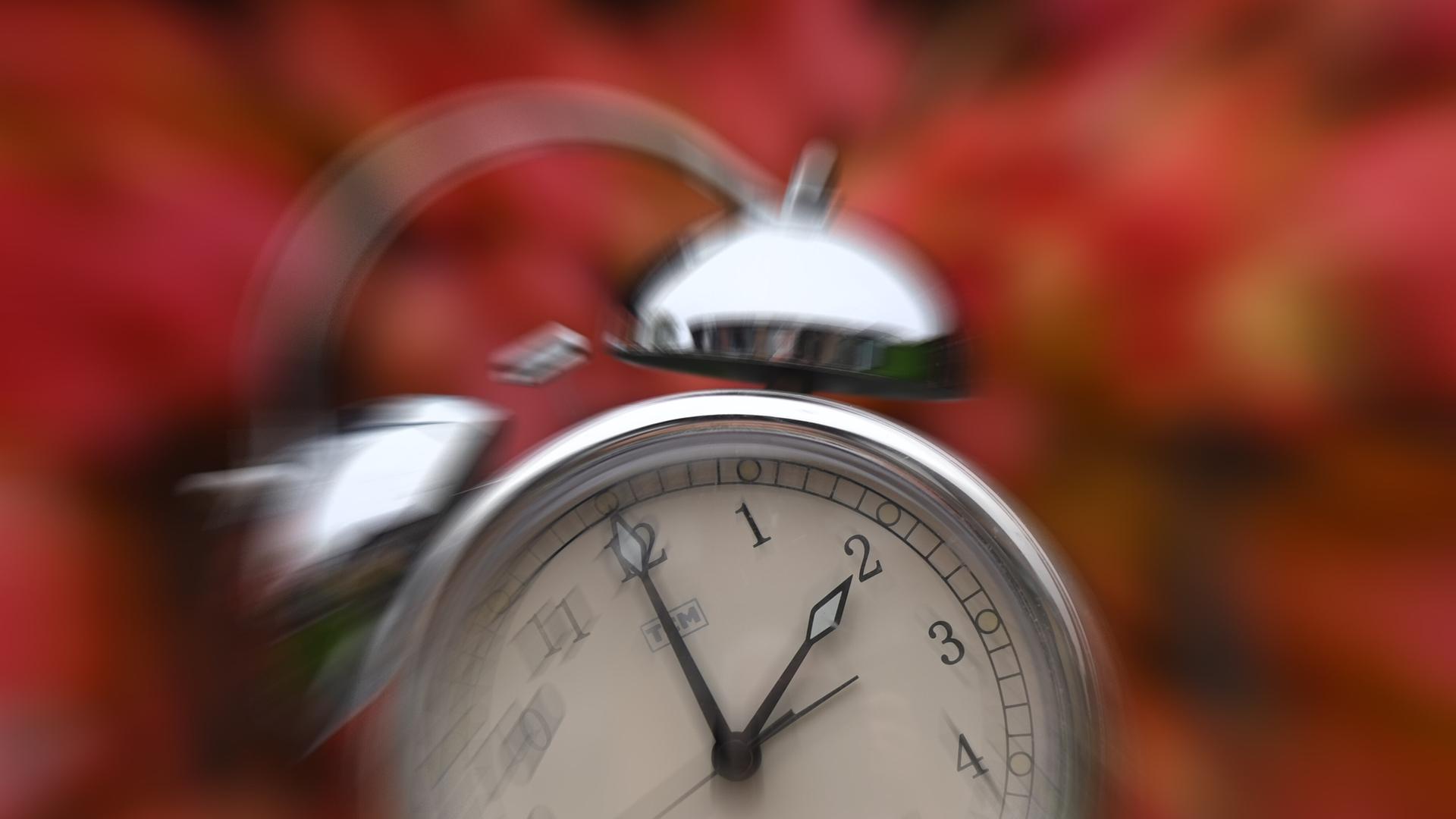 Zeitumstellung auf Winterzeit am 25.10.2026