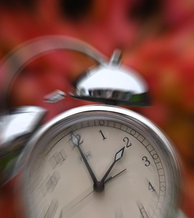 Zeitumstellung auf Winterzeit am 25.10.2026