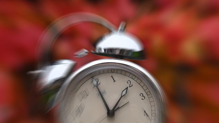 Zeitumstellung auf Winterzeit am 25.10.2026