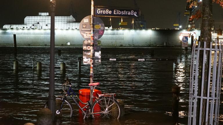 Land unter und Vollmodn in und ueber Hamburg
