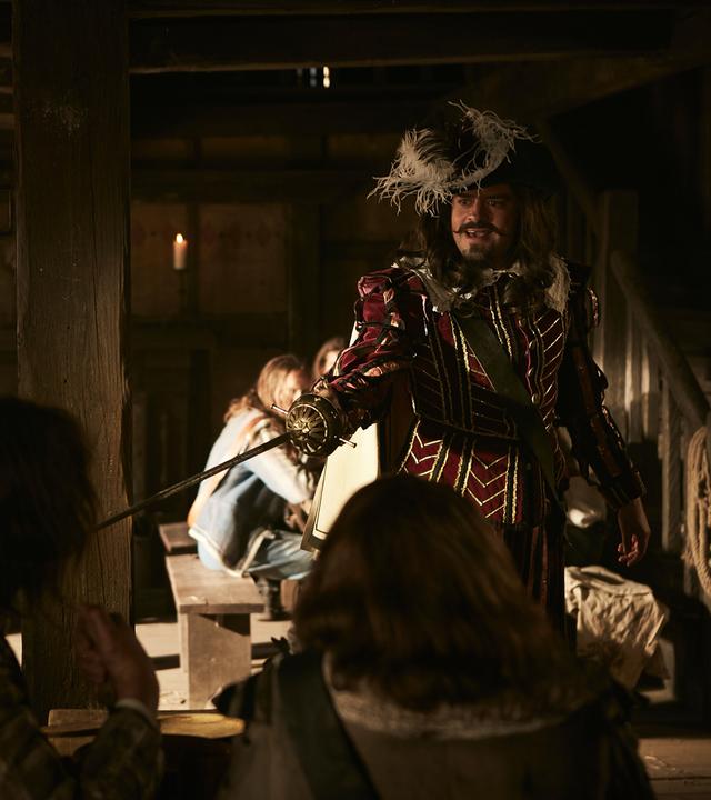 Der französische Austausch-Musketier (Max Giermann) stößt in Deutschland auf nur wenig Begeisterung. "Sketch History"-Spielszene in einem historischen Wirtshaus: Ein Mann mit Federhut und rot-goldenem Kostüm aus Samt streckt herausfordernd seinen Degen von sich.