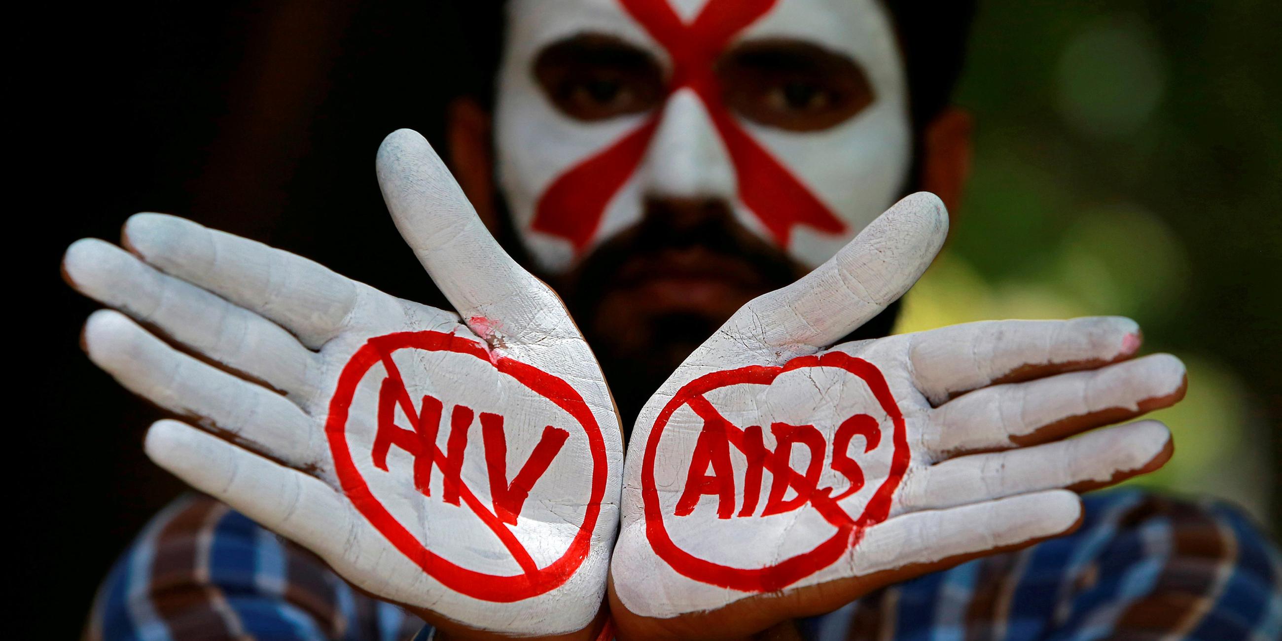 Indischer Student mit Aids/HIV-Zeichen auf den Händen.