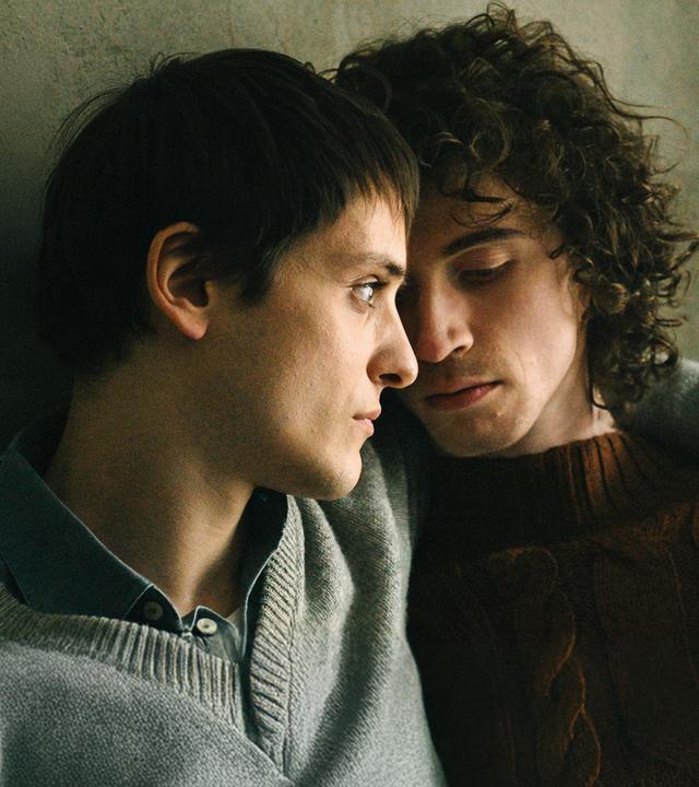 Heiko Zolchow (Evangelos Tsarkowistas) und Dirk Nawrocki (Benjamin Viziotis) beim Fotoshooting in ihrer alten Ostberliner Wohnung. 
