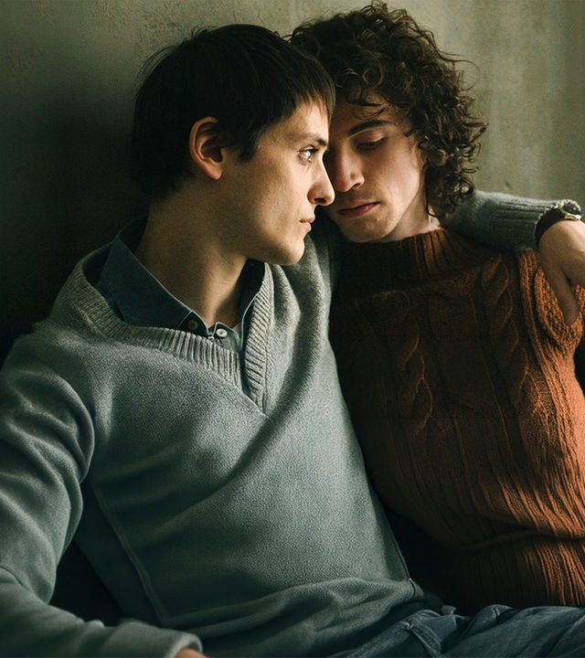 Heiko Zolchow (Evangelos Tsarkowistas) und Dirk Nawrocki (Benjamin Viziotis) beim Fotoshooting in ihrer alten Ostberliner Wohnung. 