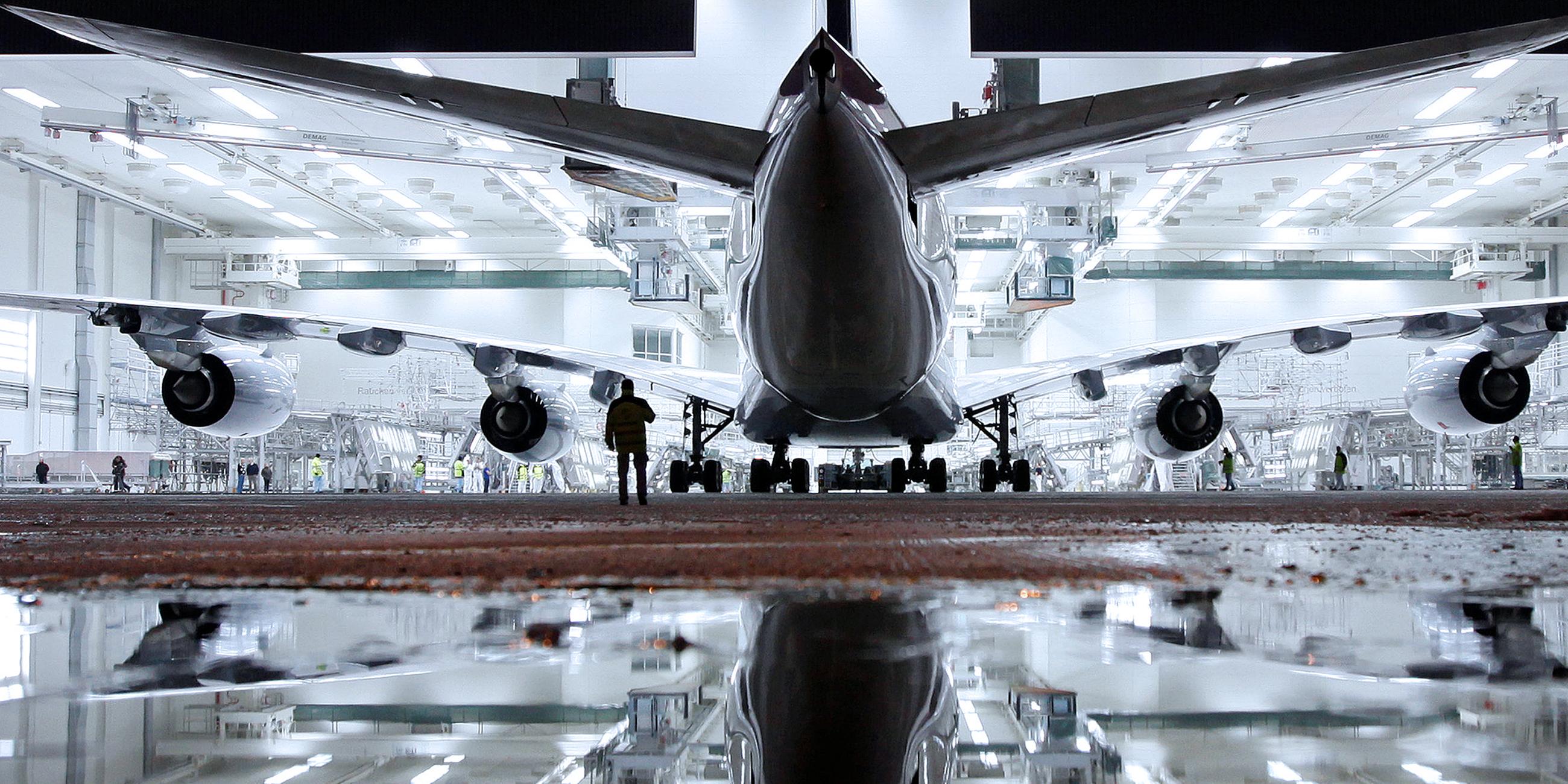 Archiv: Ein neuer Airbus A380 wurde frisch lackiert in einem Hangar in Finkenwerder bei Hamburg.