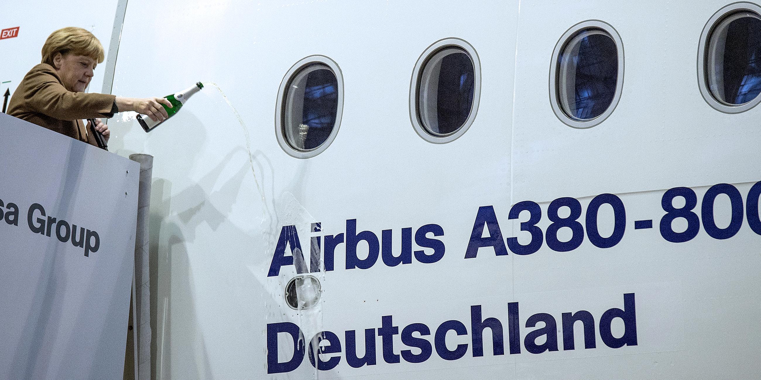 Archiv: Bundeskanzlerin Angela Merkel (CDU) tauft einen Airbus A380-800 der Lufthansa auf den Namen "Deutschland".