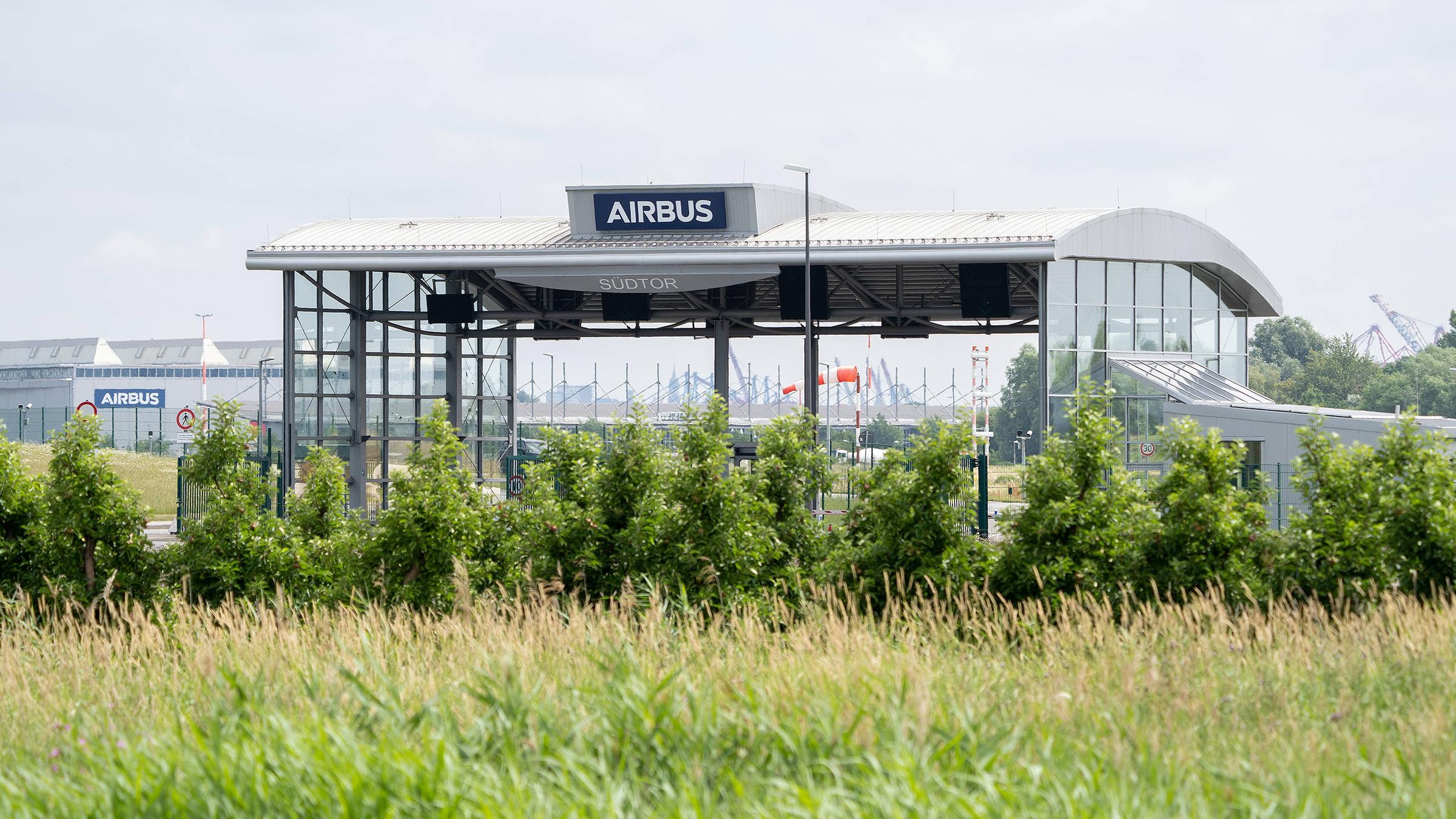 Apfelbäume vor dem Eingang zum Airbus-Gelände in Hamburg-Finkenwerder