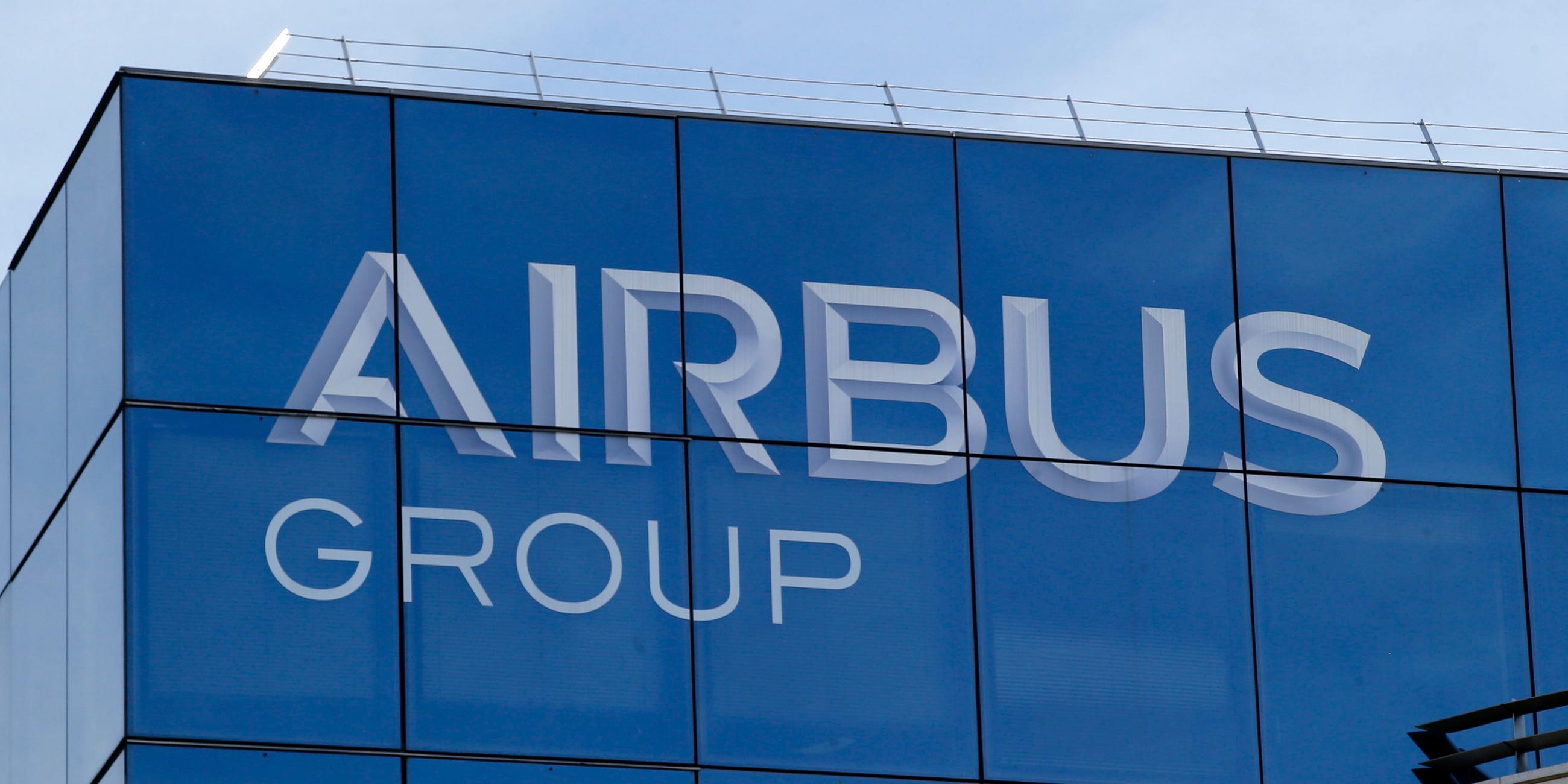 Das Logo der Airbus-Gruppe in Suresnes, außerhalb von Paris.