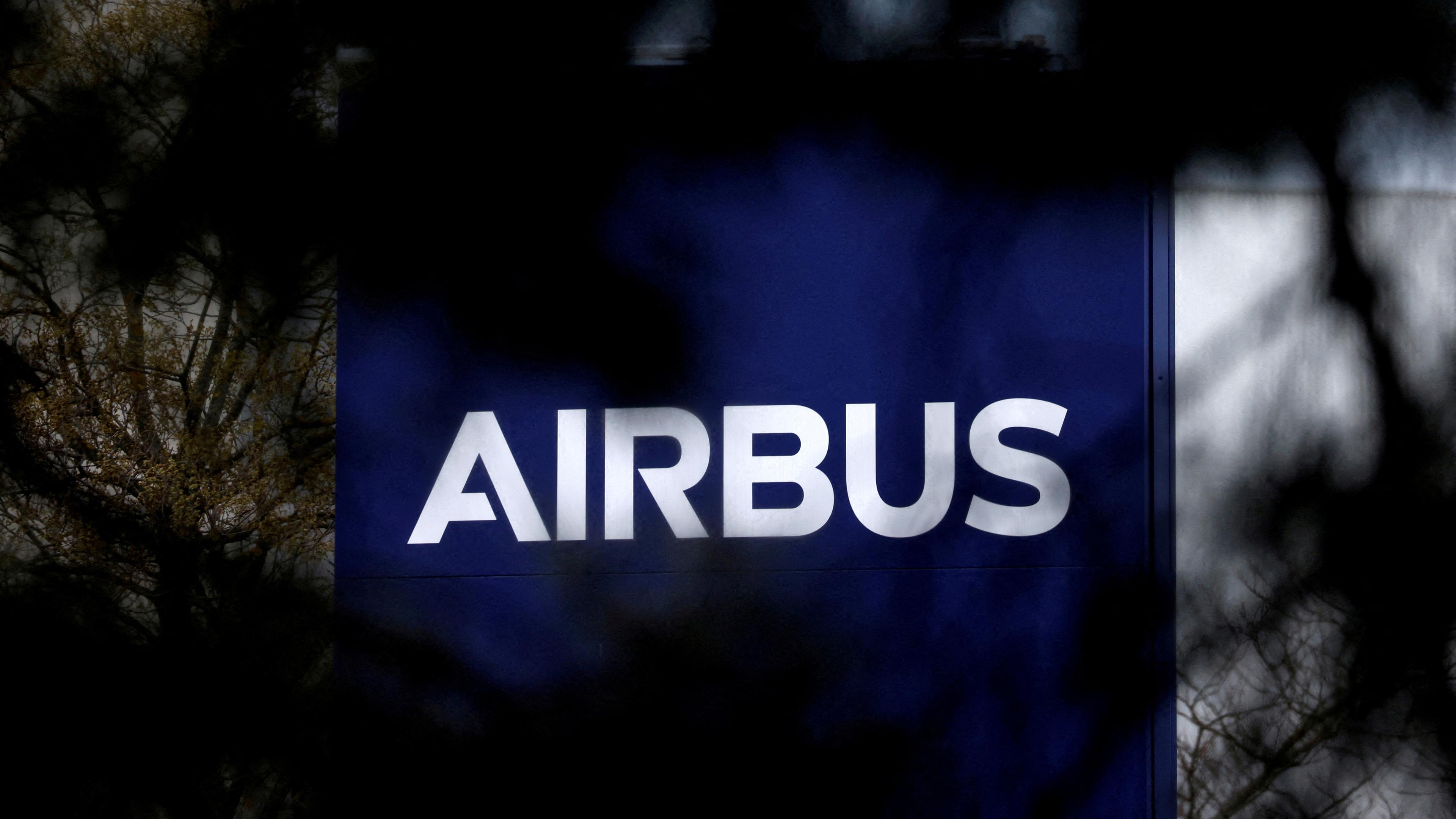 Frankreich: Das Logo von Airbus ist am Eingang eines Gebäudes in Toulouse zu sehen