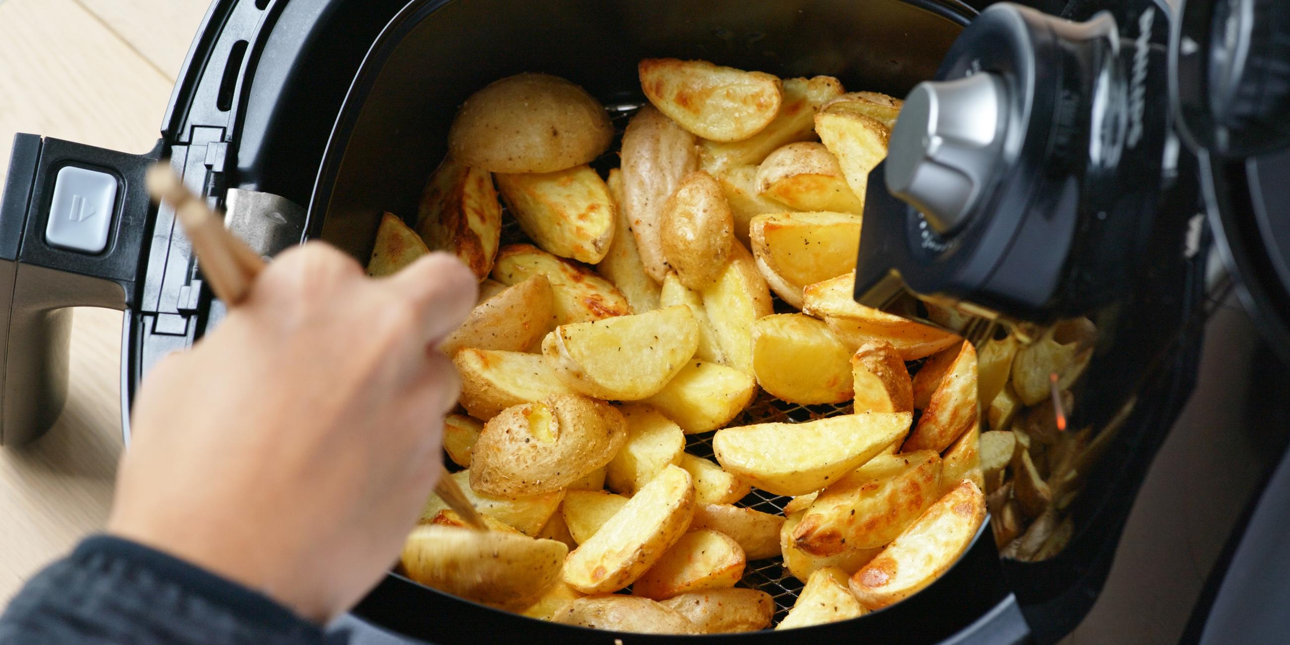 Heißluftfritteuse, in der Kartoffeln garen