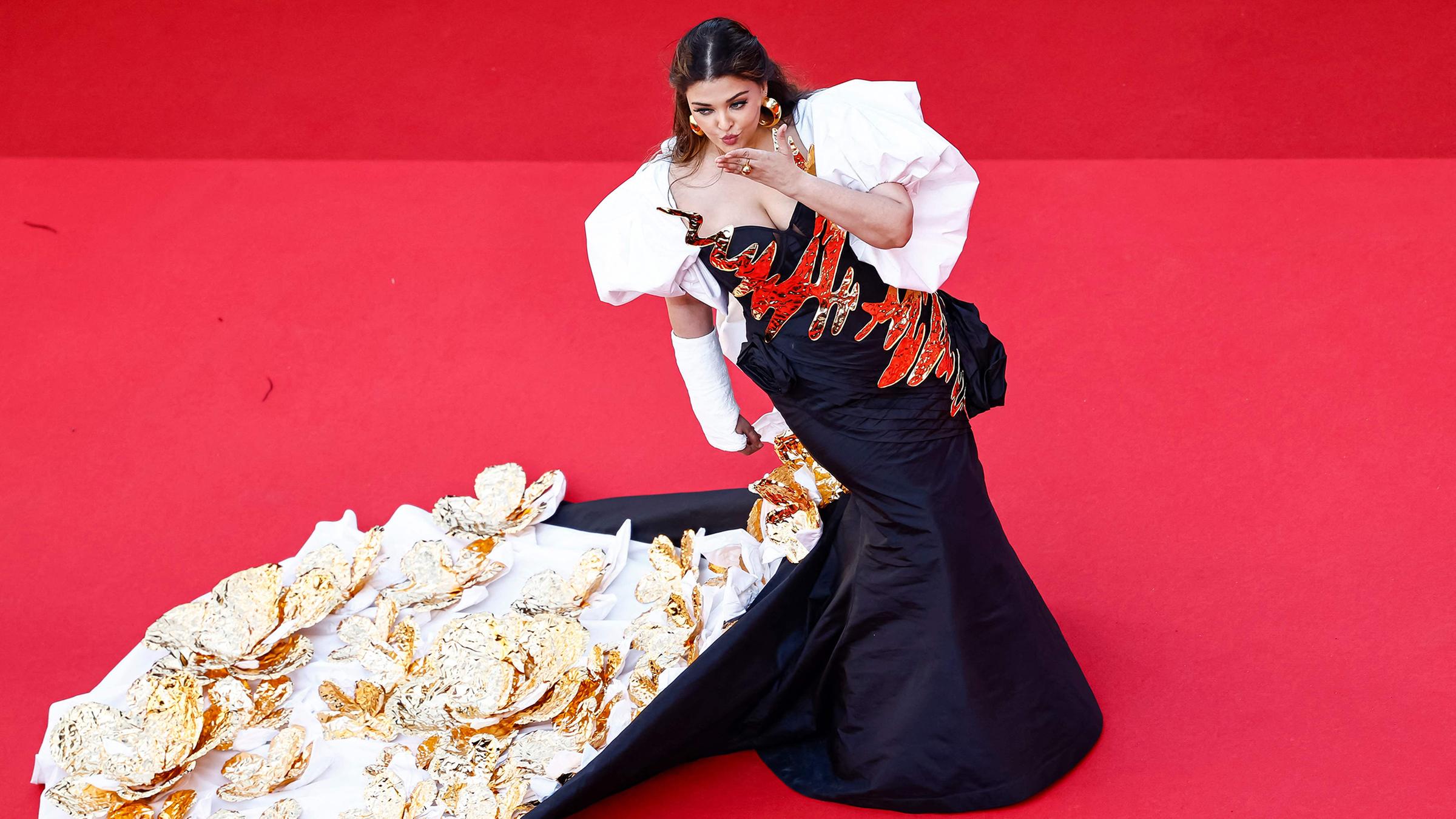 Aishwarya Rai Bachchan in einer ausladenden Robe auf dem Roten Teppich.