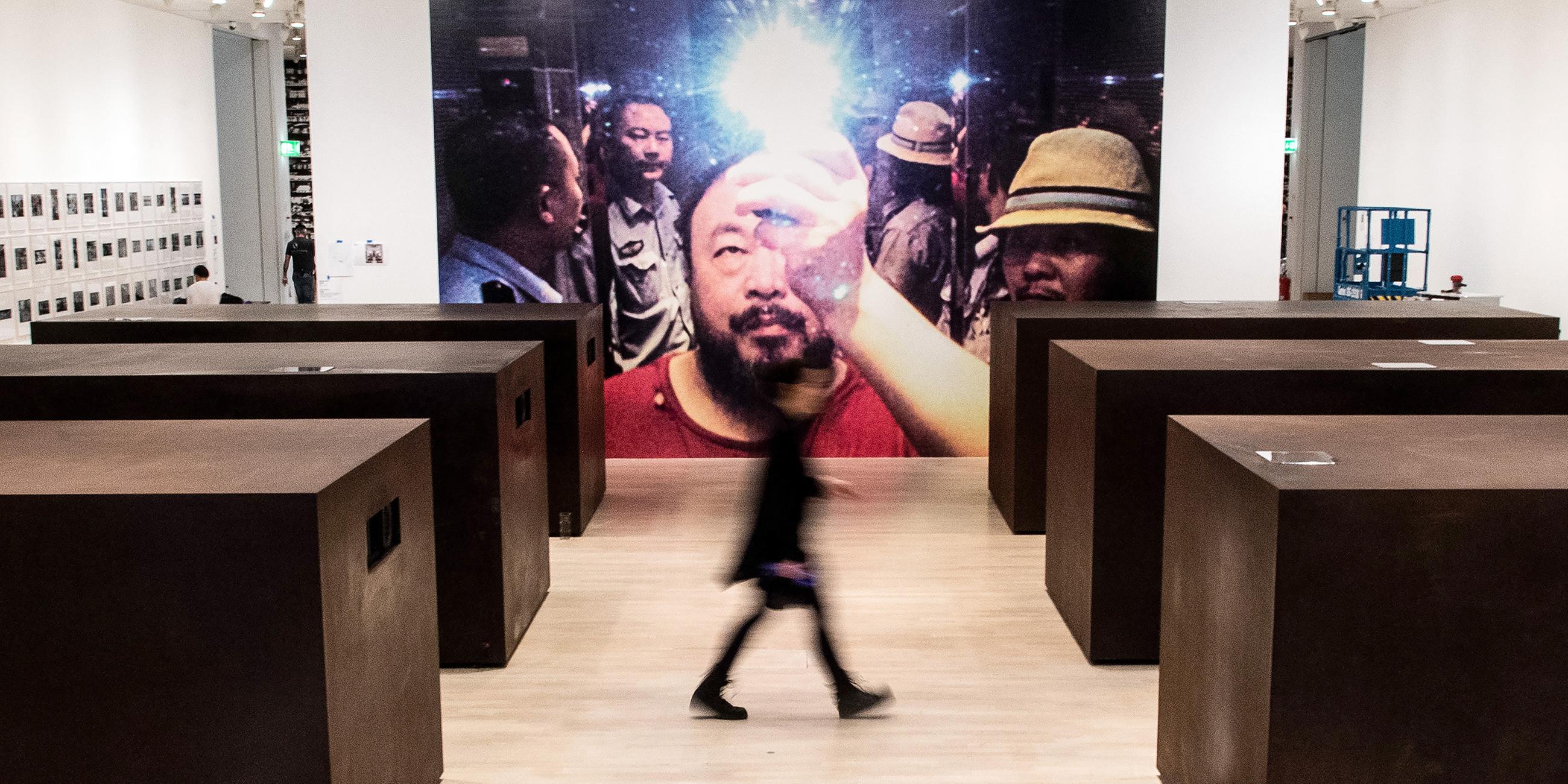 Objekt "s.a.c.r.e.d." des Künstlers Ai Weiwei in der Ausstellung in der Kunstsammlung Nordrhein-Westfalen in Düsseldorf