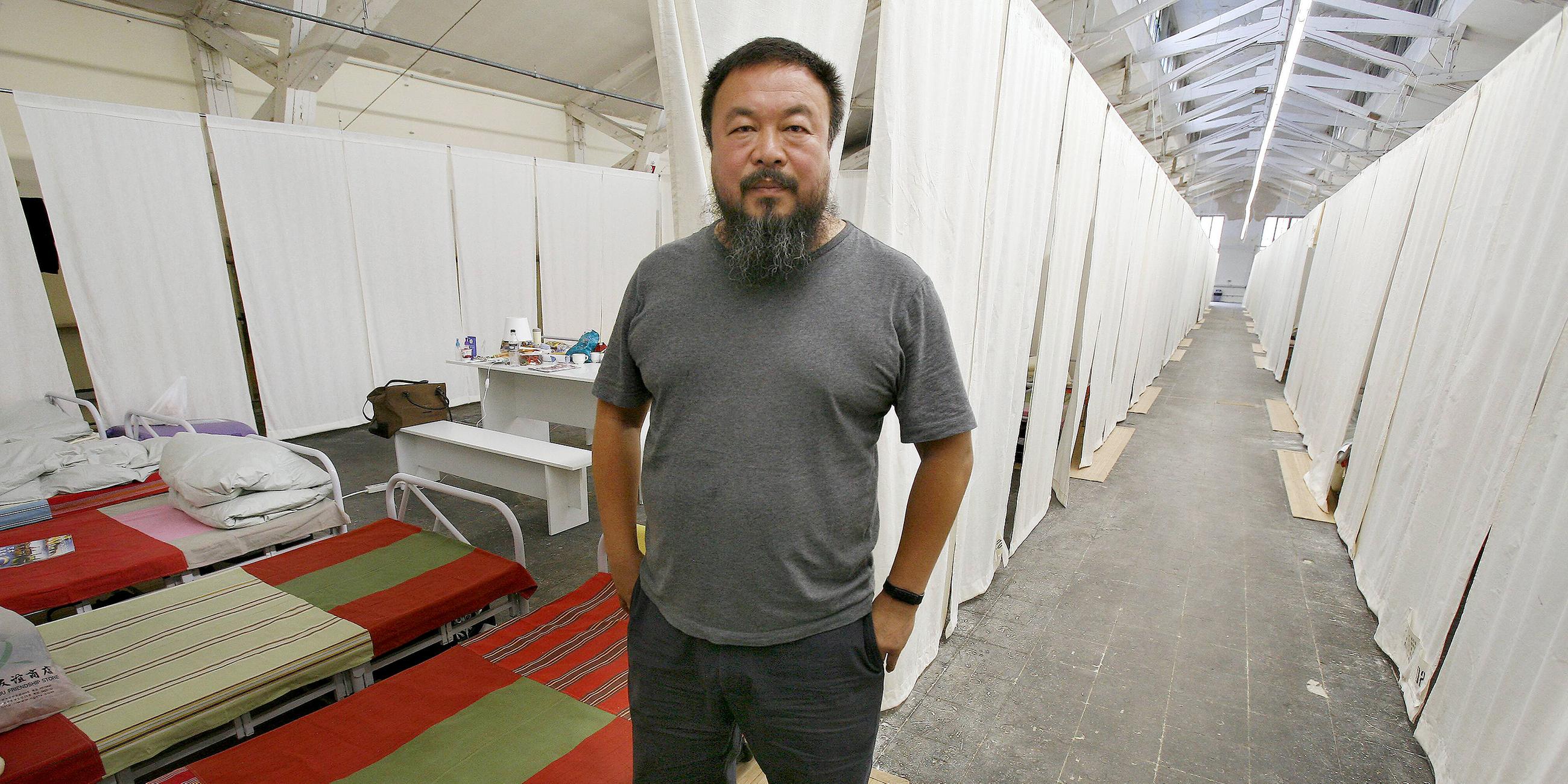 Ai Weiwei neben Schalfräumen für die Darsteller seiner Installation Fairytale zur documenta 12 in Kassel