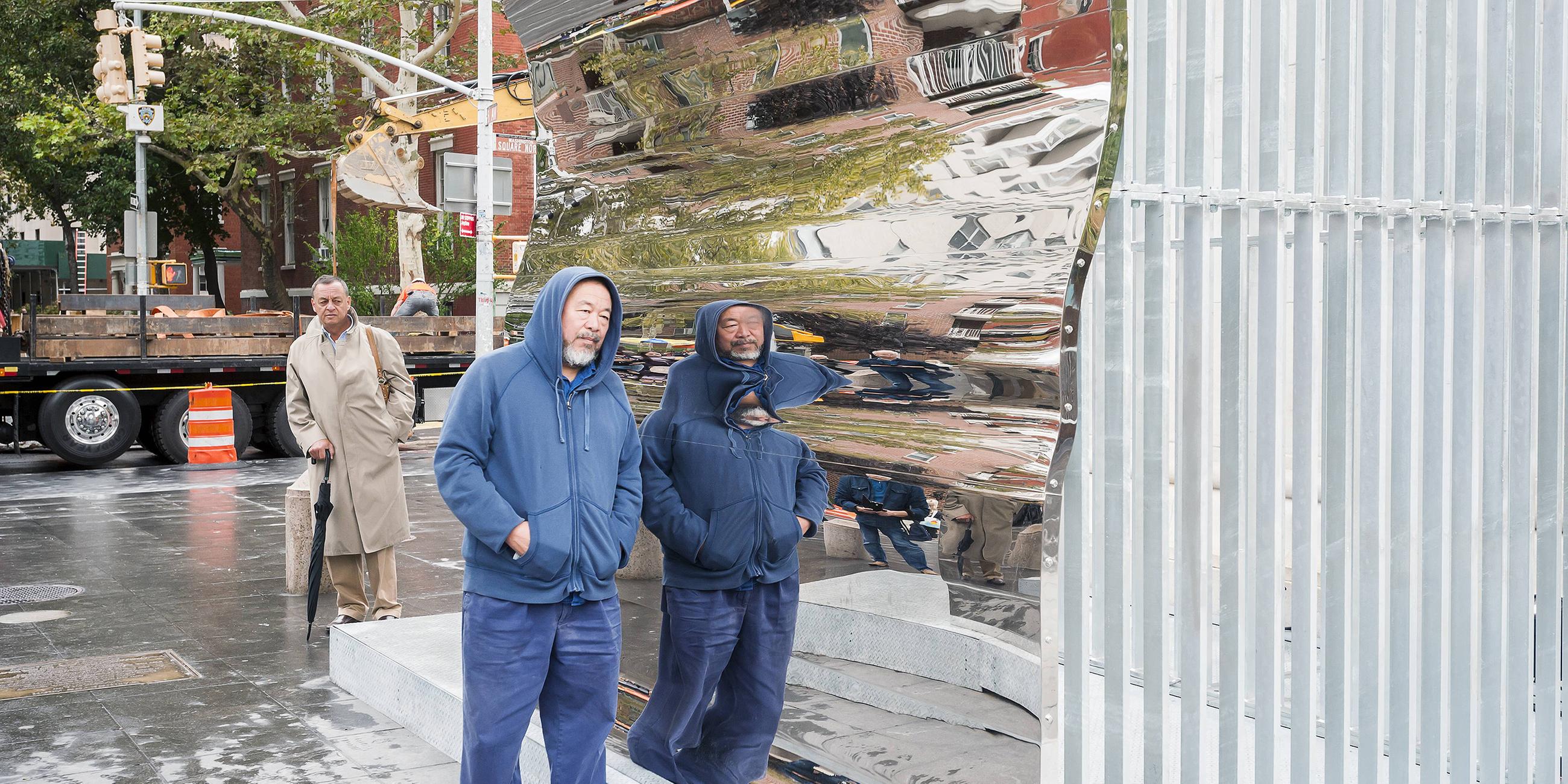 Ai Weiwei vor seinem Werk "Good fences make good neighbours" in New York