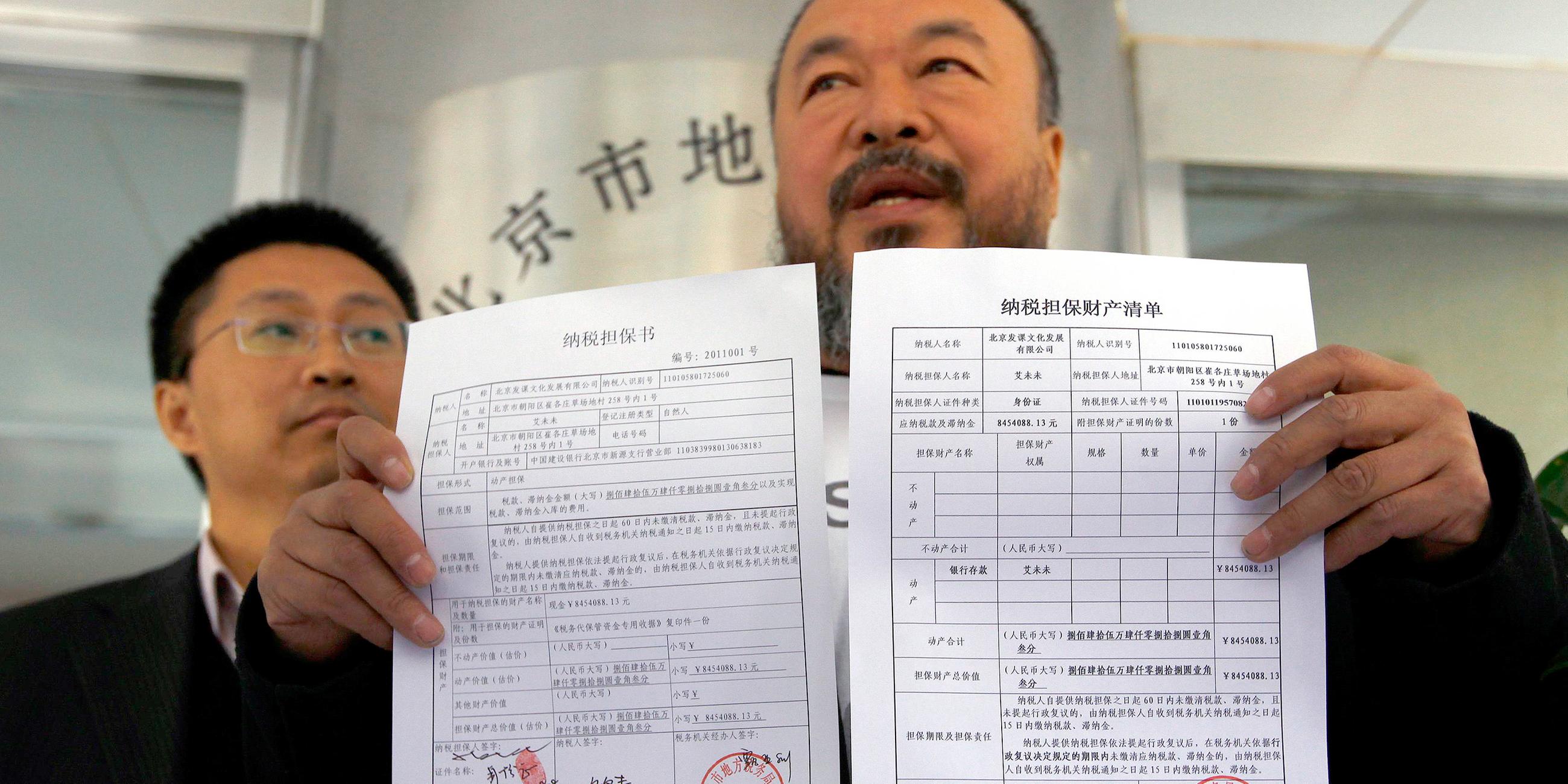 Ai Weiwei mit Steuerformularen