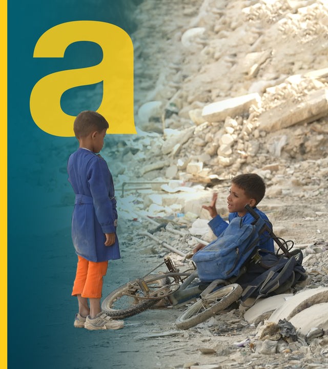 Zwei kleine Jungen vor Trümmern von Häusern in Syrien, daneben großes gelbes a