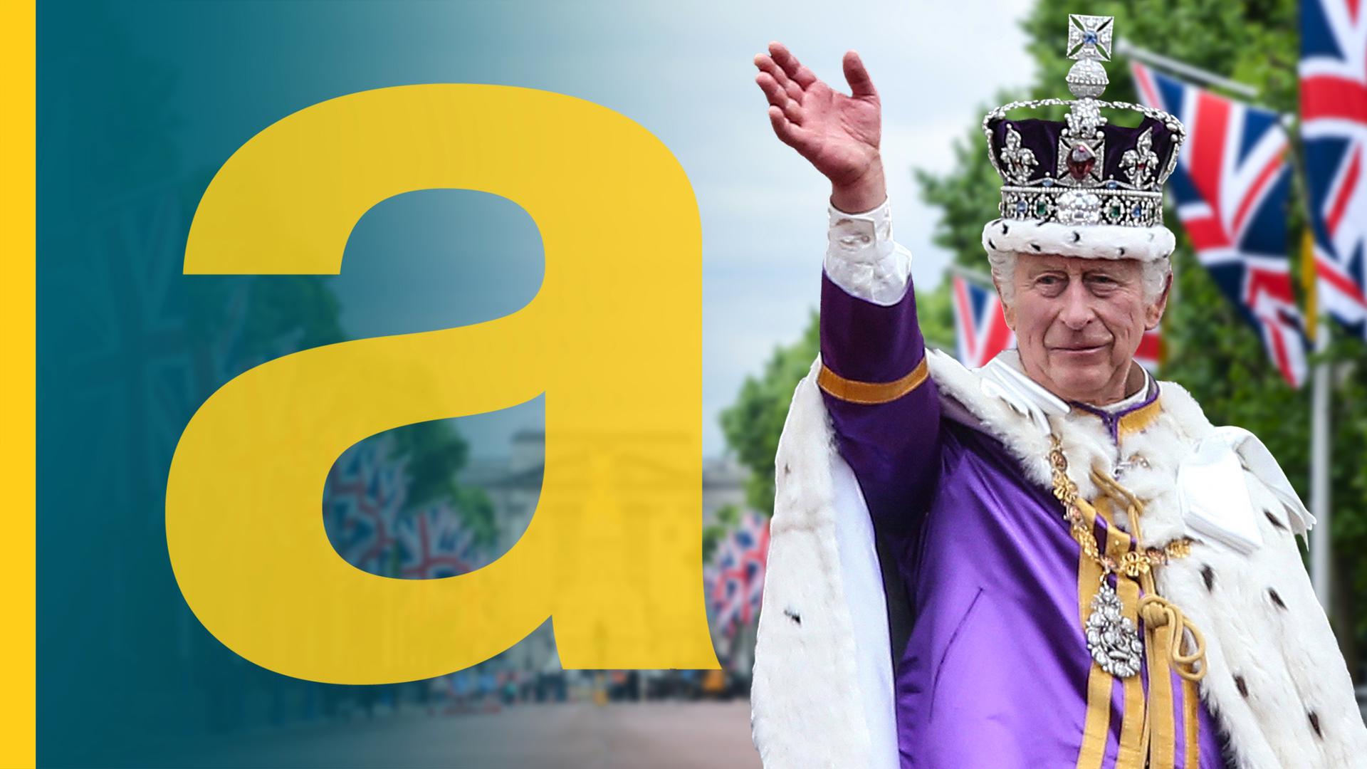 König Charles mit Krone winkt, im Hintergrund UK-Flaggen