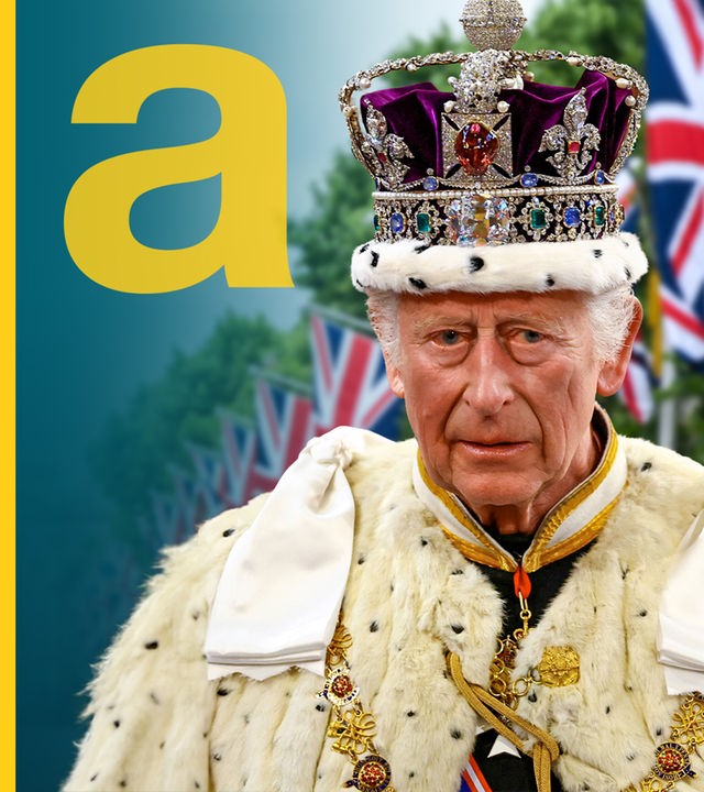 König Charles mit Krone, im Hintergrund UK-Flaggen
