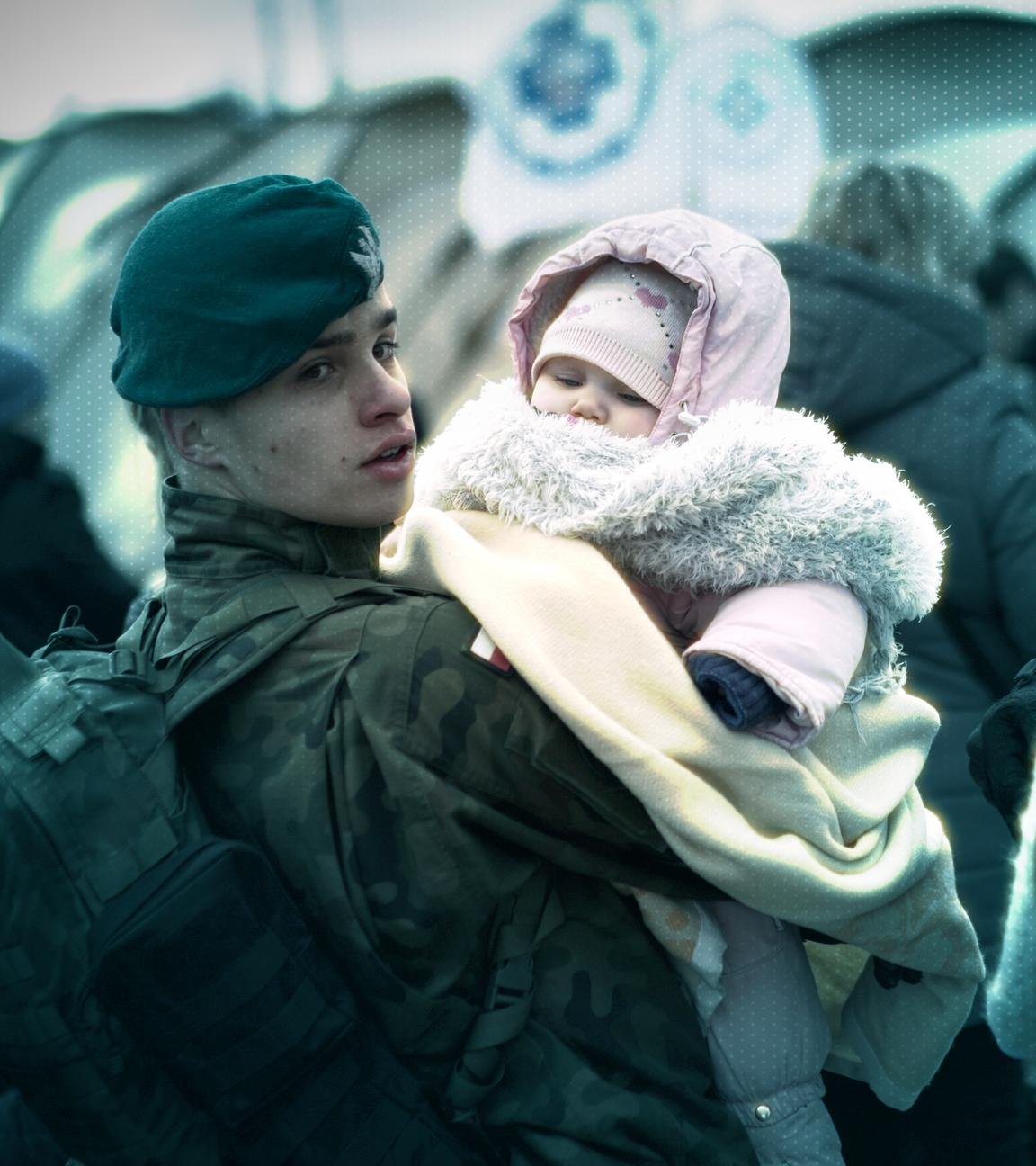 Polnischer Soldat hält ein Baby